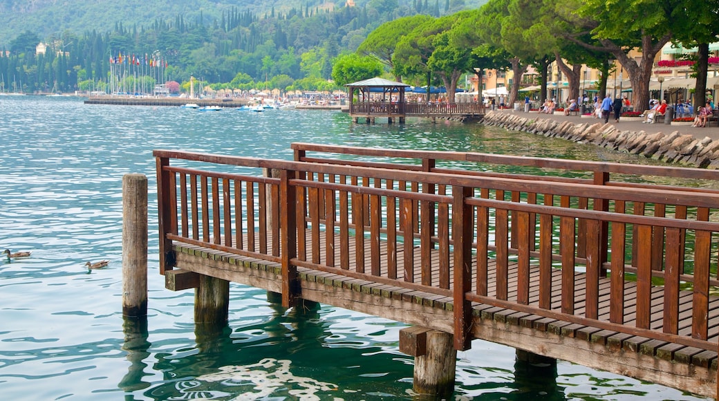 Garda mostrando lago o sorgente d\'acqua