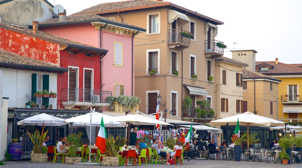 Peschiera del Garda showing a city