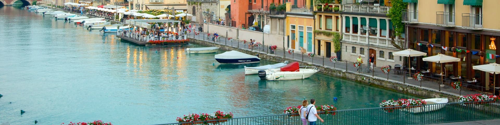 Peschiera del Garda som visar en Ă„ eller flod, en stad och en marina