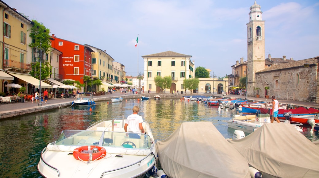 Lazise mostrando un club náutico, una ciudad y un río o arroyo