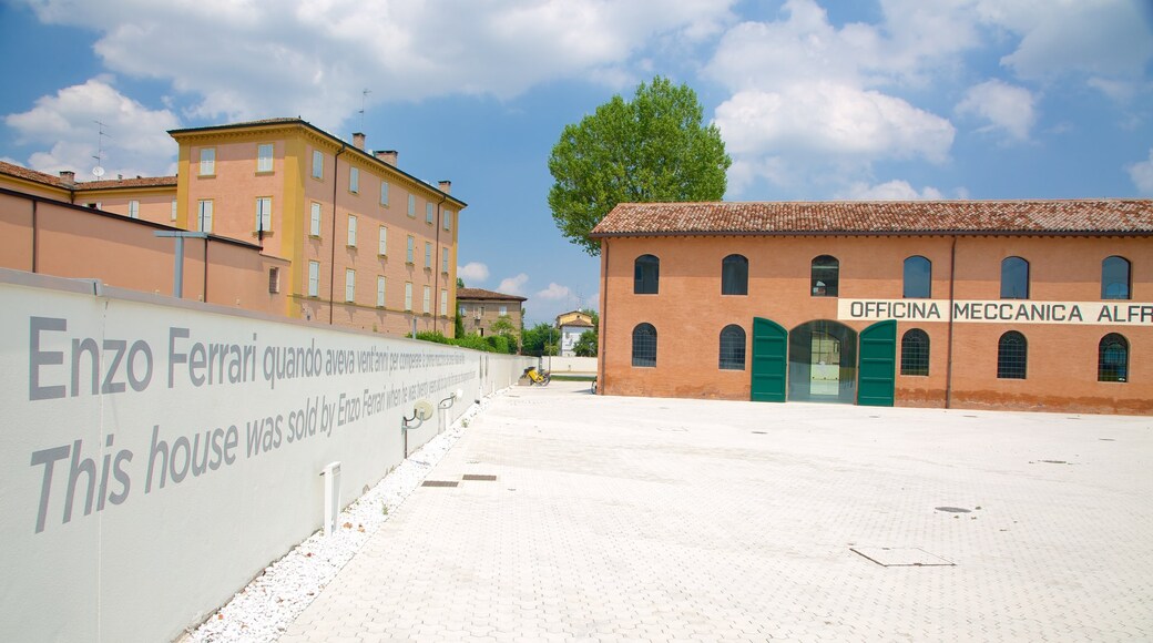 พิพิธภัณฑ์ Casa Enzo Ferrari ซึ่งรวมถึง จัตุรัสหรือพลาซ่า