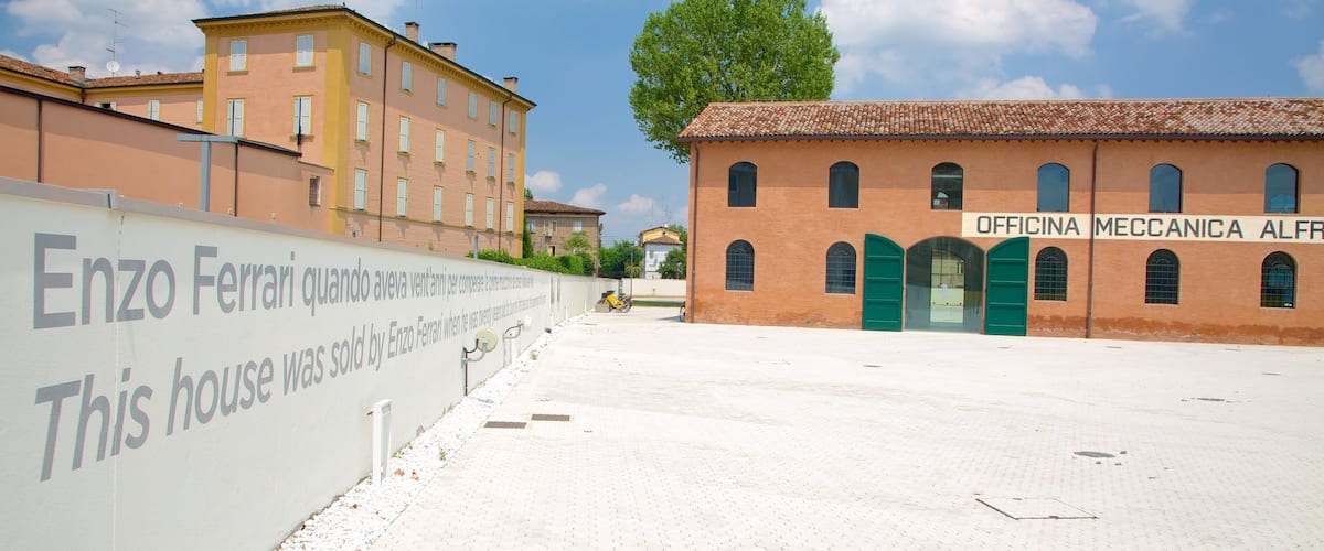 Museo Casa Enzo Ferrari welches beinhaltet Platz oder Plaza
