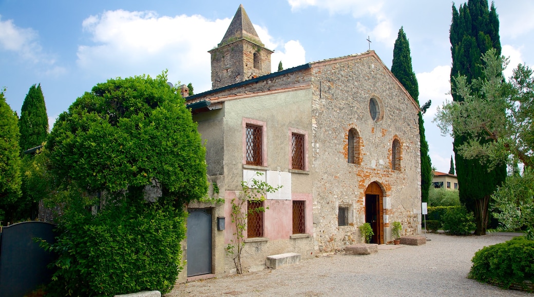 Iglesia de San Pedro que incluye una iglesia o catedral y elementos patrimoniales