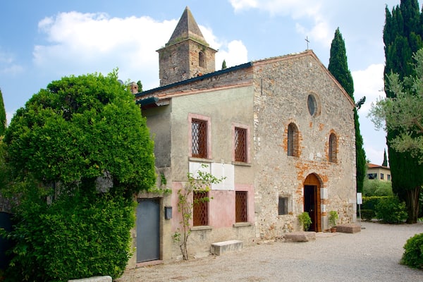 Eglise San Pietro qui includes église ou cathédrale et patrimoine historique