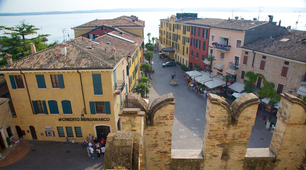 Castello Scaligero toont een klein stadje of dorpje