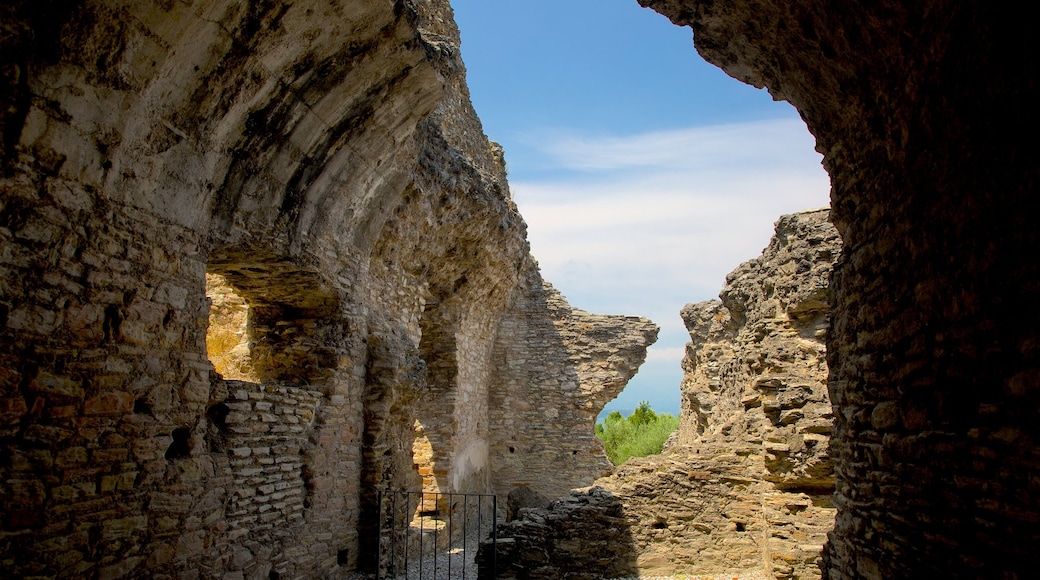 Catullus-grotten som inkluderer bygningsruiner og kulturarv