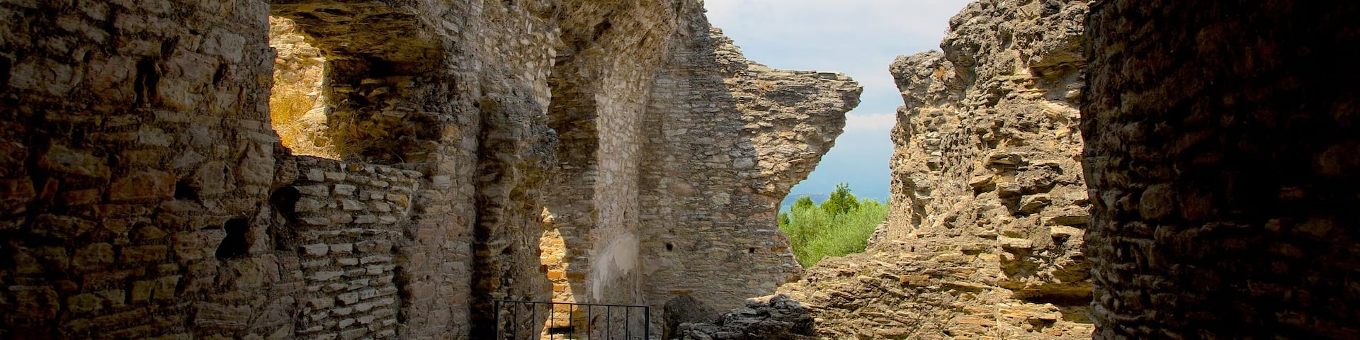 Catullo Grotte das einen Gebäuderuinen und Geschichtliches