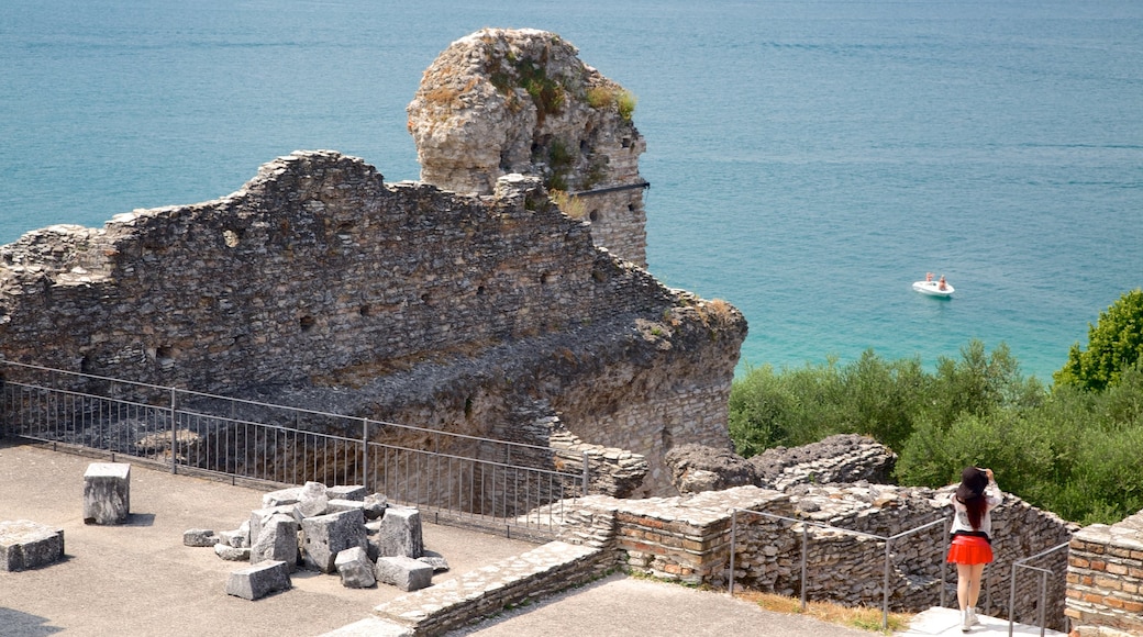 Grotte di Catullo mostrando um lago ou charco, ruínas de edifício e elementos de patrimônio