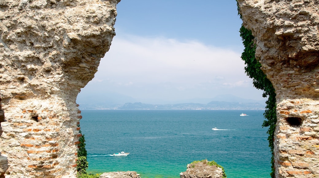 Grotte di Catullo caracterizando uma ruĂna, elementos de patrimĂŽnio e um lago ou charco