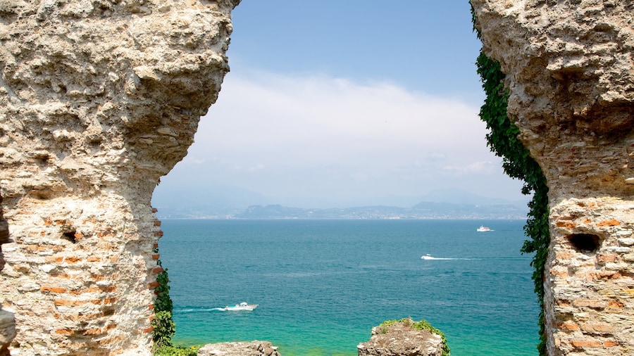 Catullus grotte som viser en sø eller et vandhul, kulturarvsgenstande og en ruin