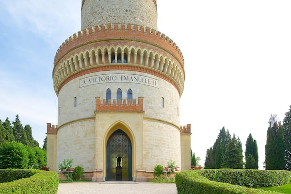 Torre di San Martino mit einem Monument und Garten