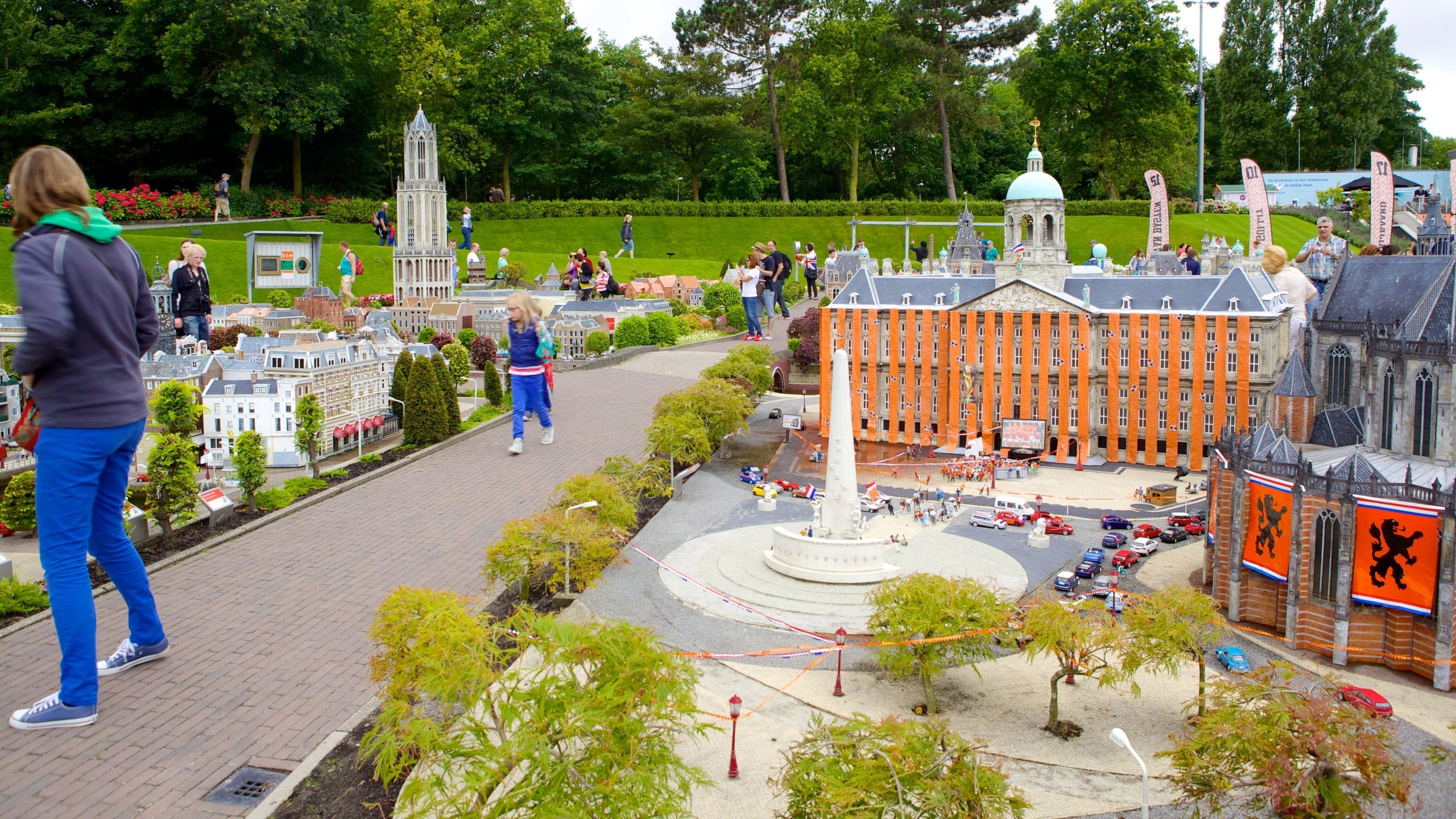 Madurodam which includes rides