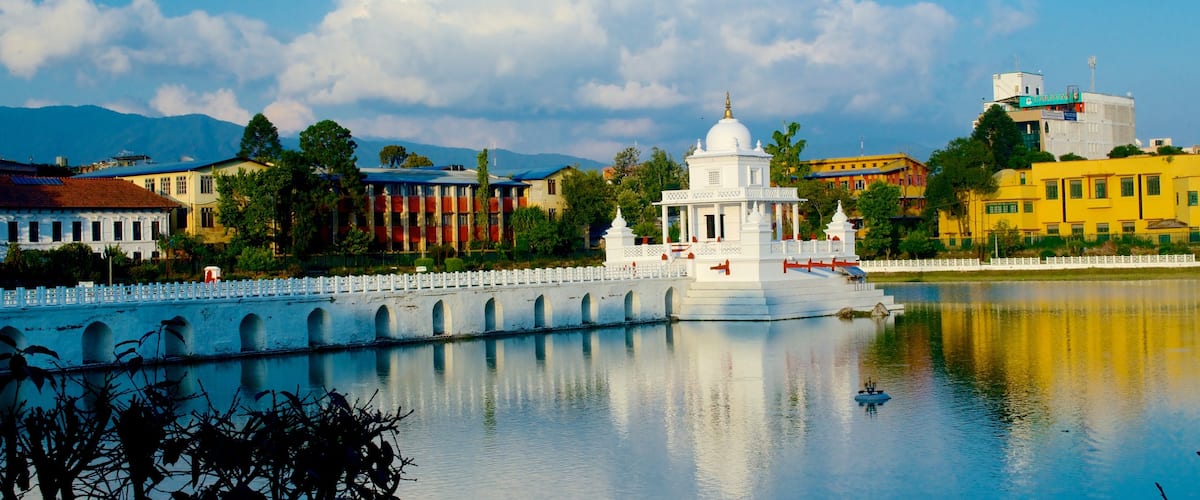 Katmandú ofreciendo una ciudad y un río o arroyo