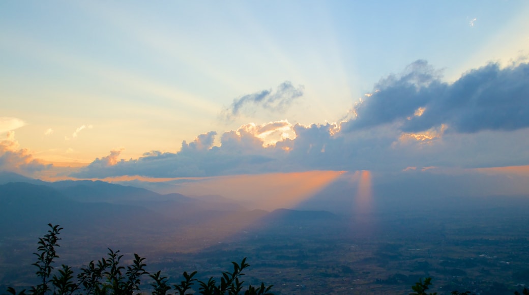 Nagarkot que incluye escenas tranquilas y un atardecer