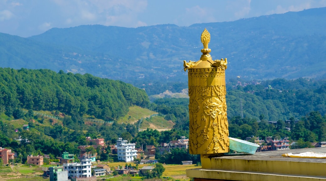 Monasterio de Kopan ofreciendo escenas tranquilas, un templo o sitio de culto y una pequeña ciudad o aldea