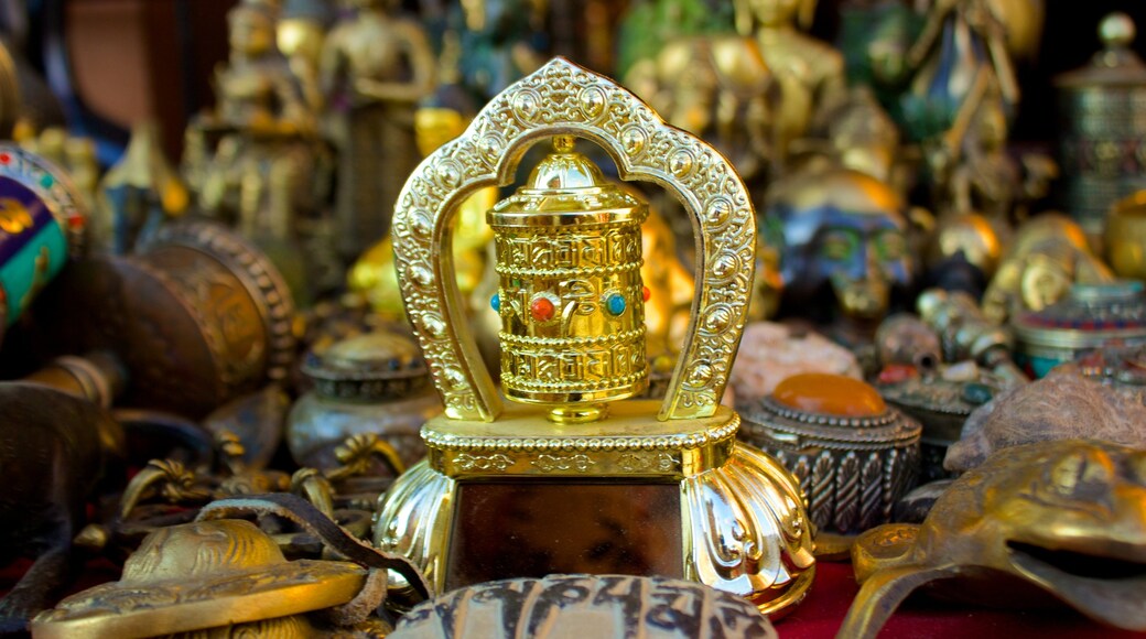 Swayambhunath ofreciendo elementos religiosos y mercados