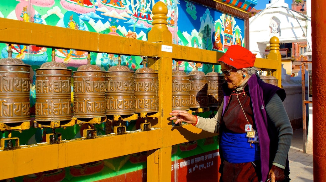 Boudhanath sekä yksi nainen