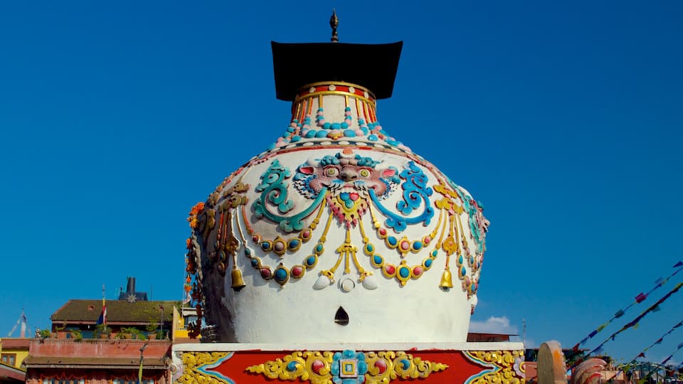 Boudhanath mostrando elementos religiosos