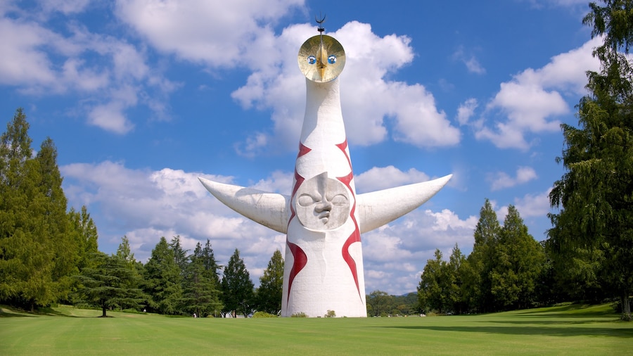 Banpaku Kinen Koen Park og byder på en park og en statue eller en skulptur