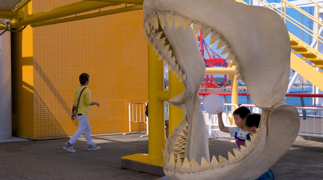 Osaka Aquarium Kaiyukan featuring marine life and interior views