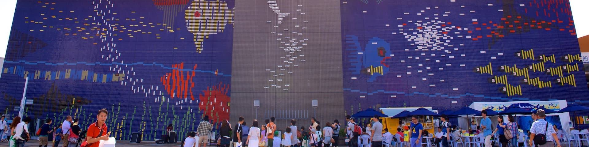 Osaka Aquarium Kaiyukan showing marine life as well as a small group of people