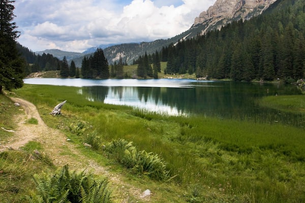 マドンナ ディ カンピーリョ フィーチャー 湖あるいは泉 と 静かな風景