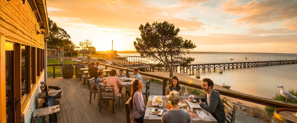 Península de Eyre ofreciendo una puesta de sol, vistas generales de la costa y salir a cenar