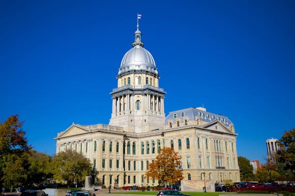 Illinois State Capitol welches beinhaltet Verwaltungsgebäude, historische Architektur und Geschichtliches