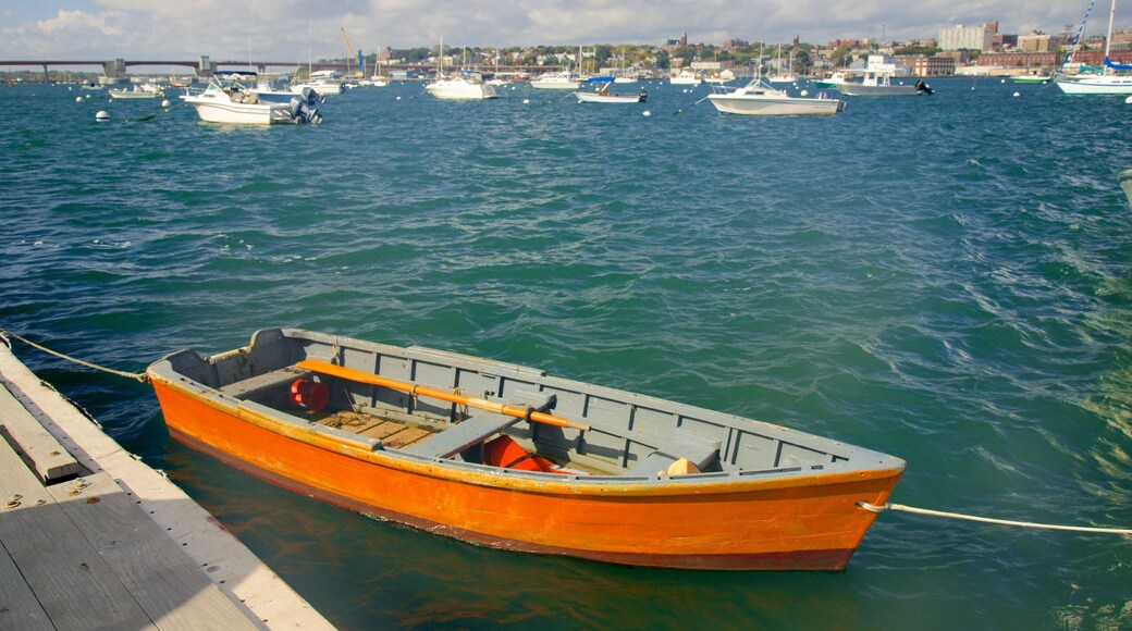 Portland som visar en hamn eller havsbukt