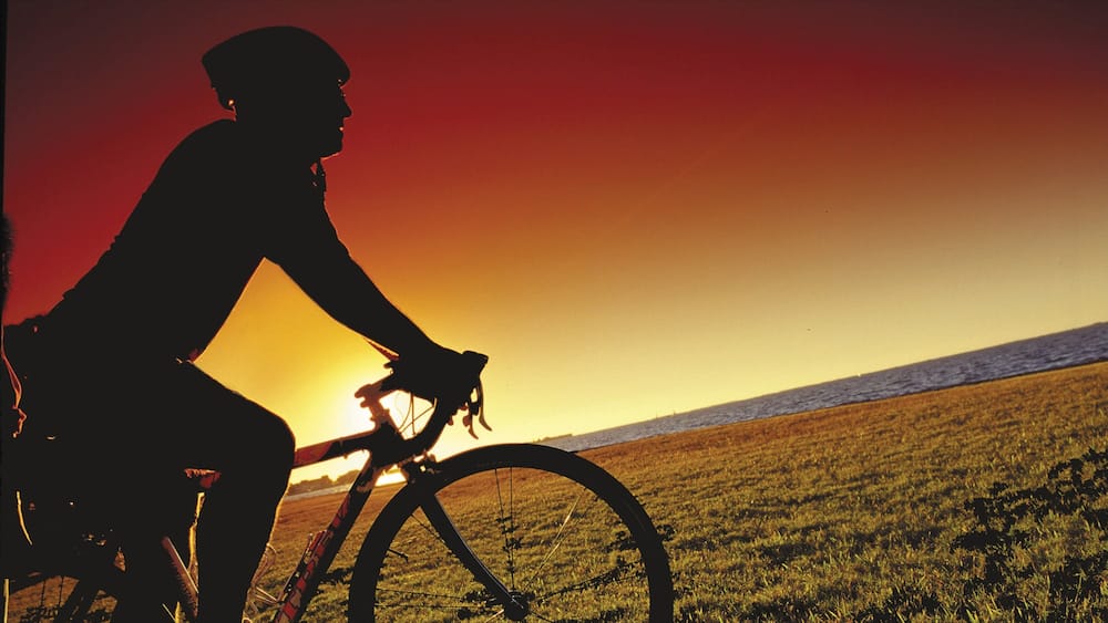Englewood Beach welches beinhaltet Fahrradfahren und Sonnenuntergang