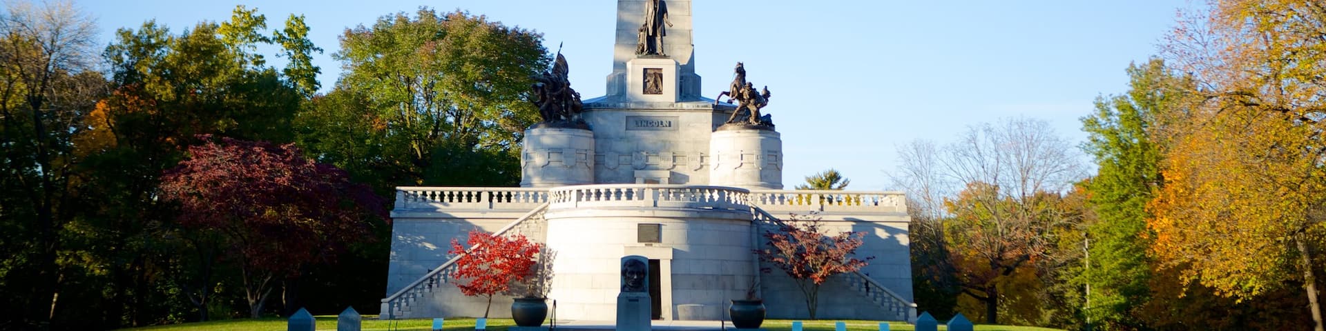 Lincoln\'s Tomb showing a cemetery