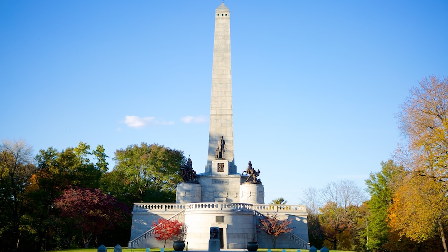 Lincoln\'s Tomb showing a cemetery