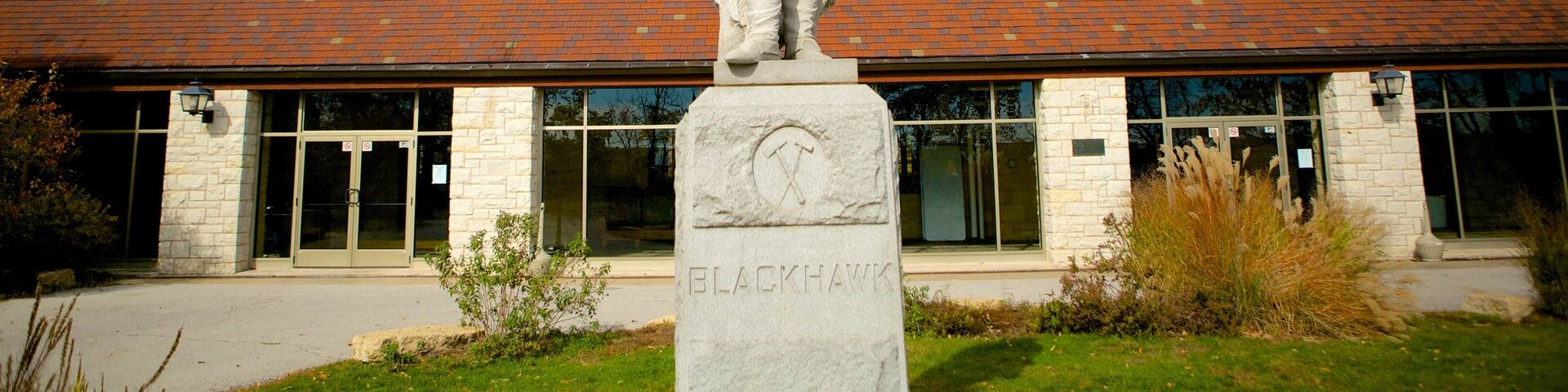 Sitio histórico estatal Black Hawk ofreciendo una estatua o escultura y elementos del patrimonio