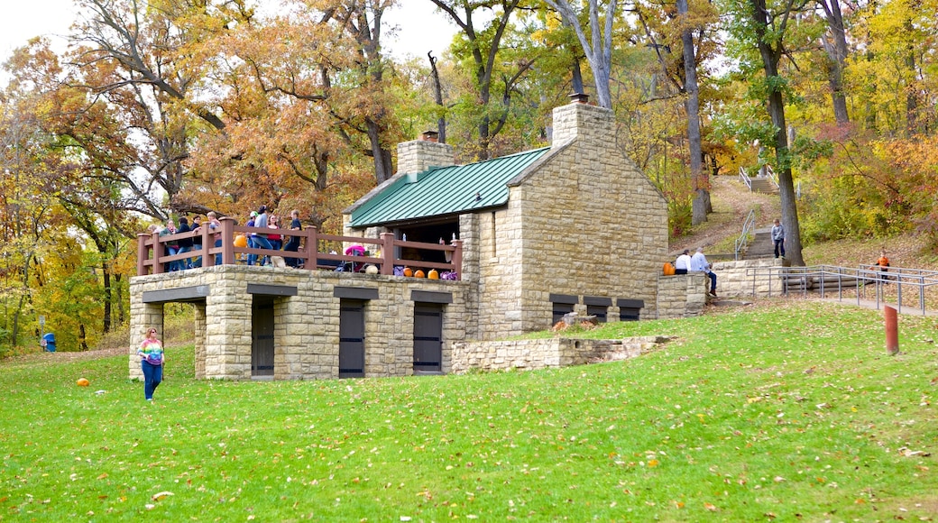 Black Hawk State Historic Site som visar en trädgård