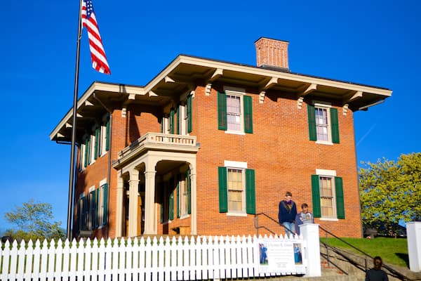 Grant Home das einen Geschichtliches und Haus