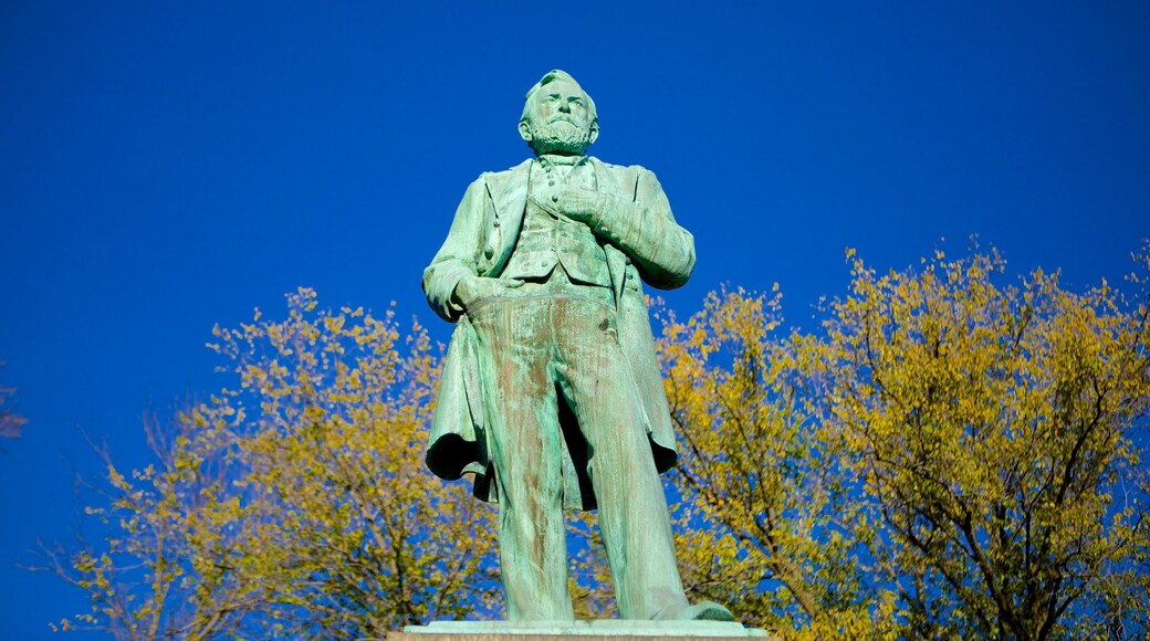 Galena som inkluderar en staty eller skulptur och historiska element