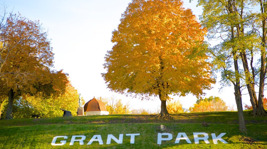 Grant Park que inclui um jardim, folhas de outono e sinalização