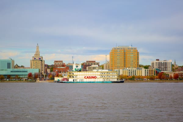 Quad Cities welches beinhaltet Stadt und Fluss oder Bach