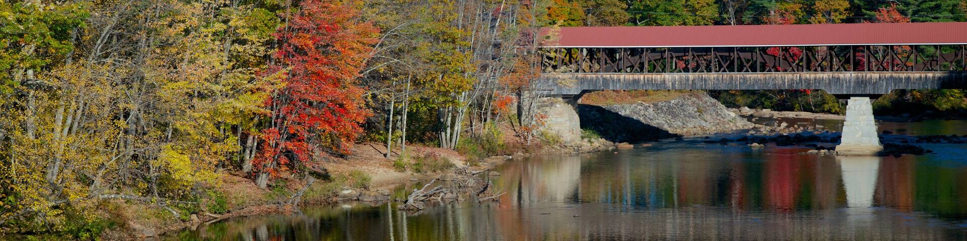 Conway montrant riviĂšre ou ruisseau, pont et couleurs d\'automne
