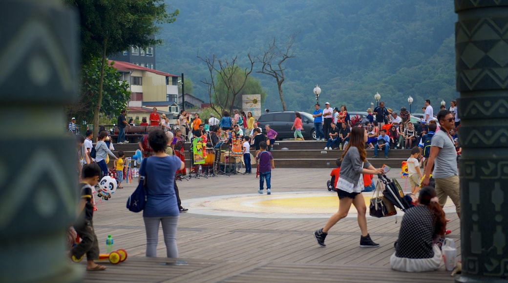 Sun Moon Lake mostrando piazza cosi come un grande gruppo di persone