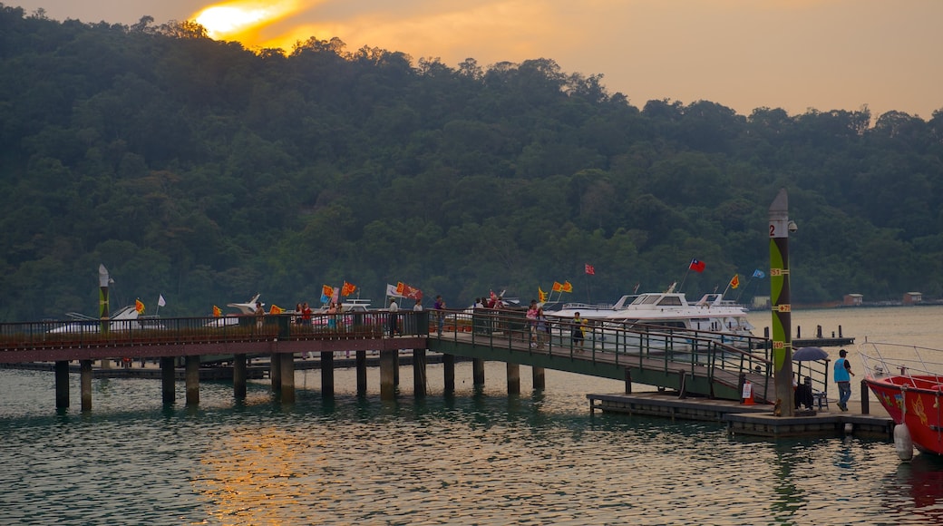 Sun Moon Lake qui includes baie ou port, lac ou étang et coucher de soleil