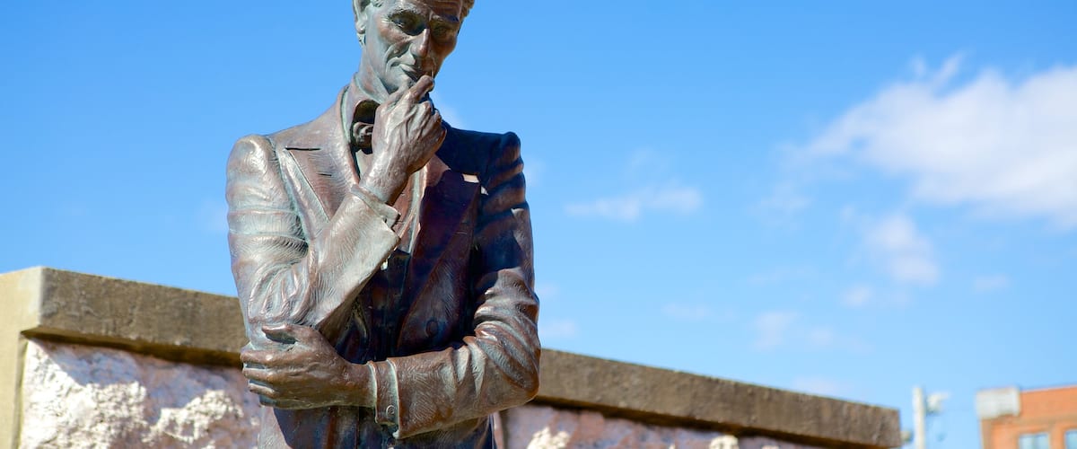 Alton que inclui uma estátua ou escultura