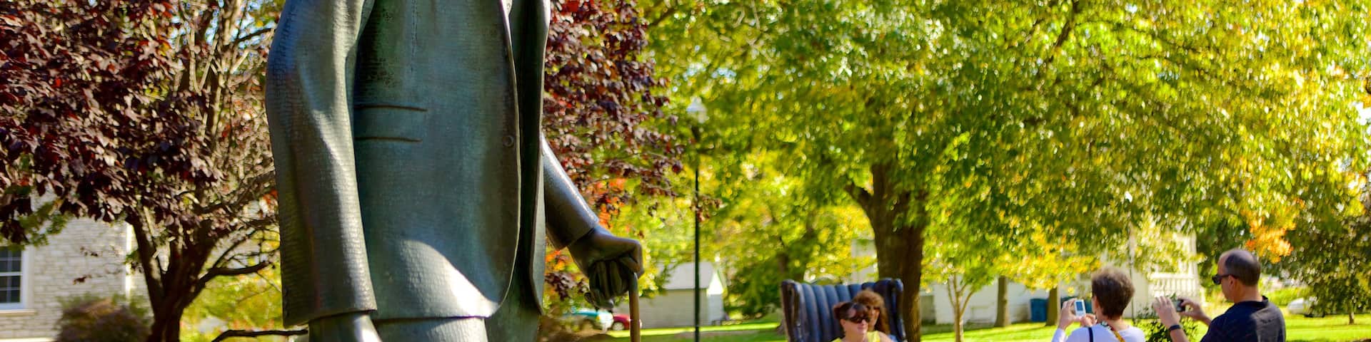 Alton das einen Garten und Statue oder Skulptur