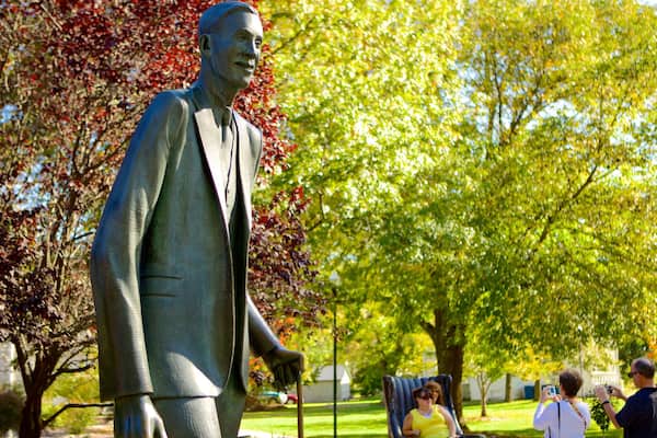 Alton das einen Garten und Statue oder Skulptur
