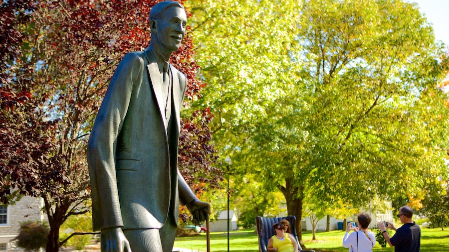 Alton som omfatter en statue eller en skulptur og en have