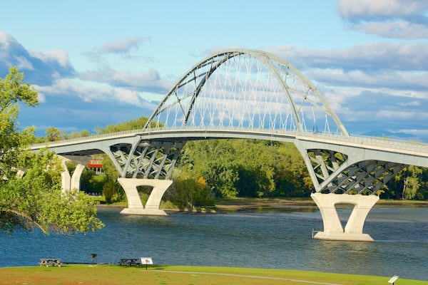 Crown Point State Historic Site montrant scènes tranquilles, rivière ou ruisseau et pont