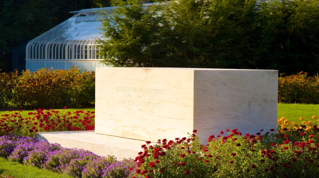 Franklin D. Roosevelt Presidential Library and Museum showing a garden and flowers