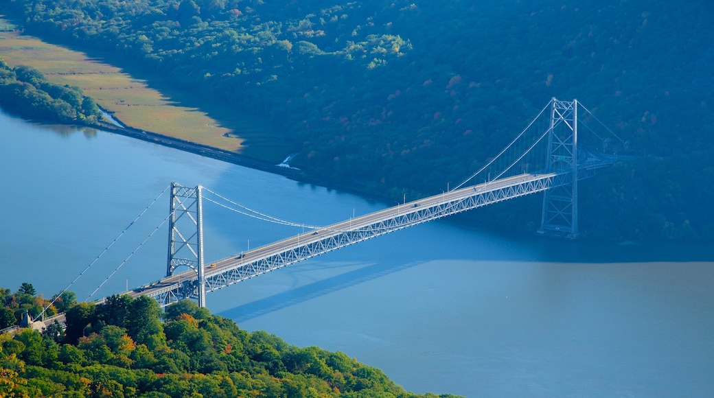 Bear Mountain State Park das einen ruhige Szenerie, Brücke und Fluss oder Bach