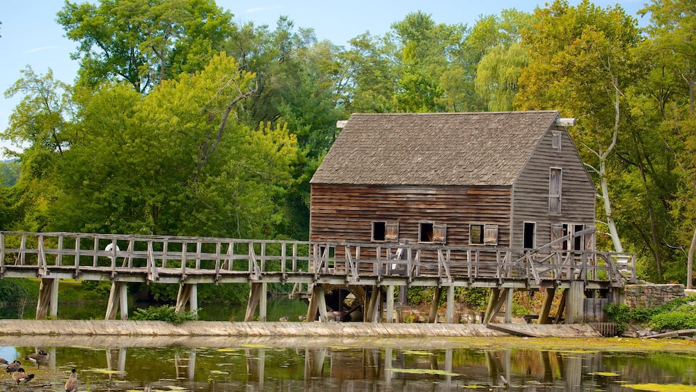 Sleepy Hollow mettant en vedette maison et mare