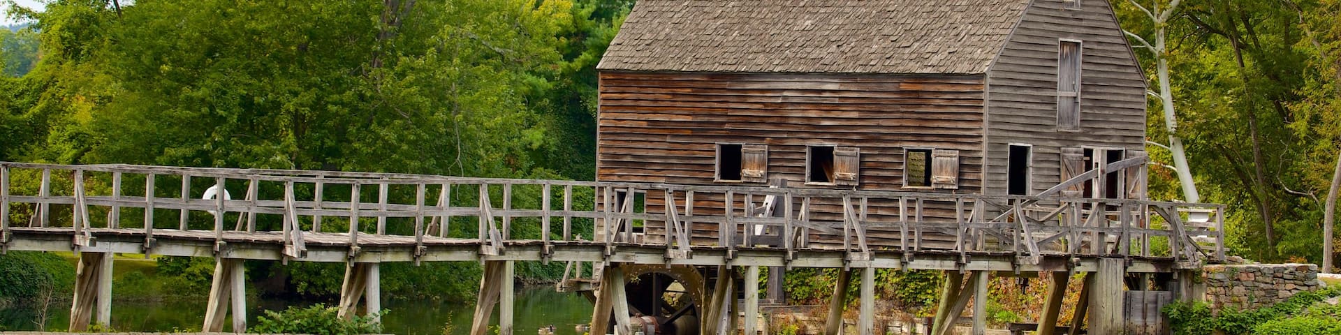 Sleepy Hollow showing a house and a pond